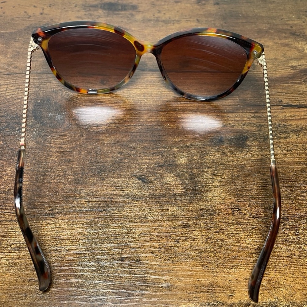 Foster Grant women’s Tortoise Shell Sunglasses with Gold arms - Picture 2 of 8